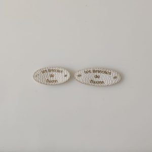Étiquette simili cuir blanc personnalisée rectangulaire ou ovale 40mm x 20mm, 50mm x 20mm et carre en 30x30 mm, 35x35 mm ou 40x40 mm
