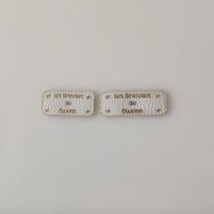 Étiquette simili cuir blanc personnalisée rectangulaire ou ovale 40mm x 20mm, 50mm x 20mm et carre en 30x30 mm, 35x35 mm ou 40x40 mm